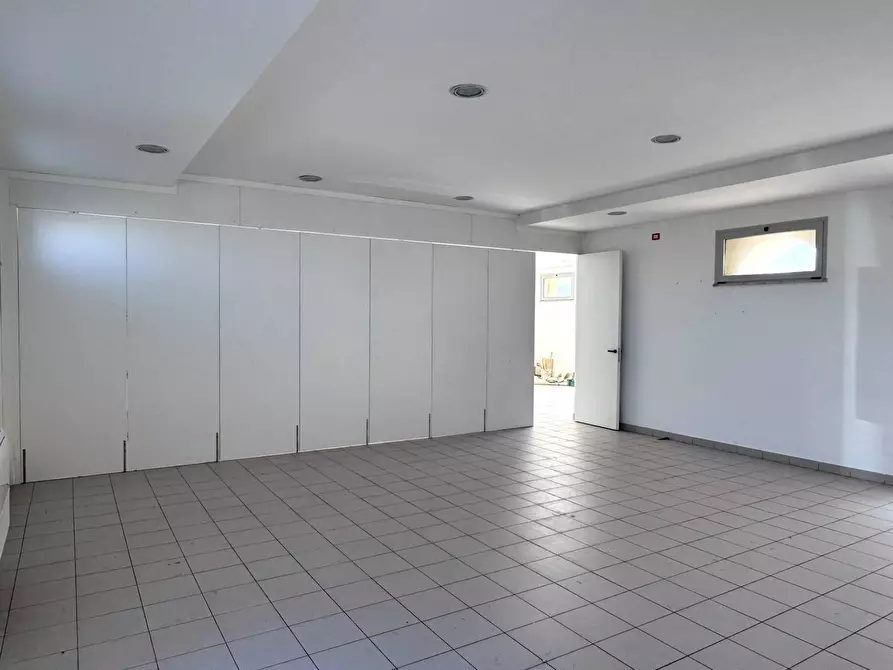 Immagine 16 di Attività commerciale in affitto  in Via Lungomare Duca degli Abruzzi 85 a Roma