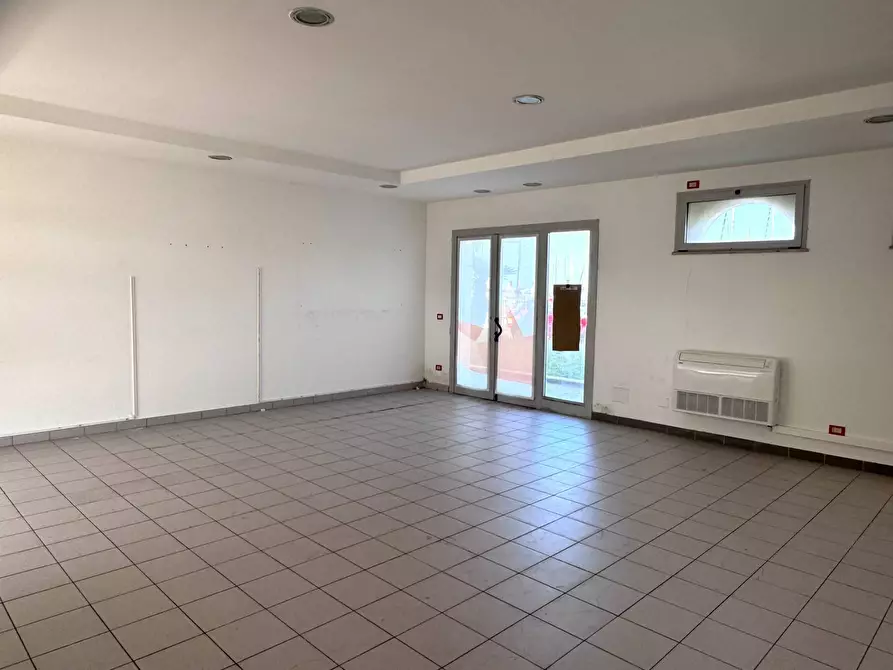 Immagine 22 di Attività commerciale in affitto  in Via Lungomare Duca degli Abruzzi 85 a Roma