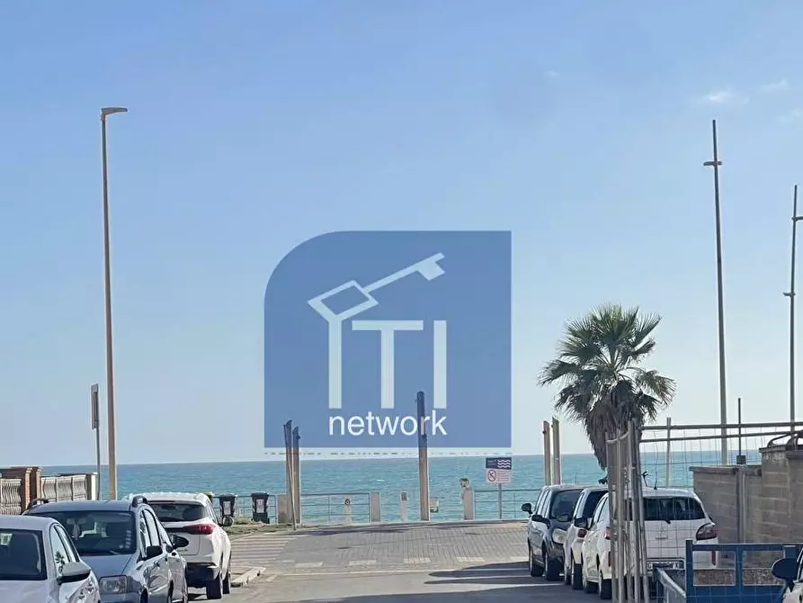 Immagine 1 di Negozio in vendita  in Via Antonio Forni a Roma