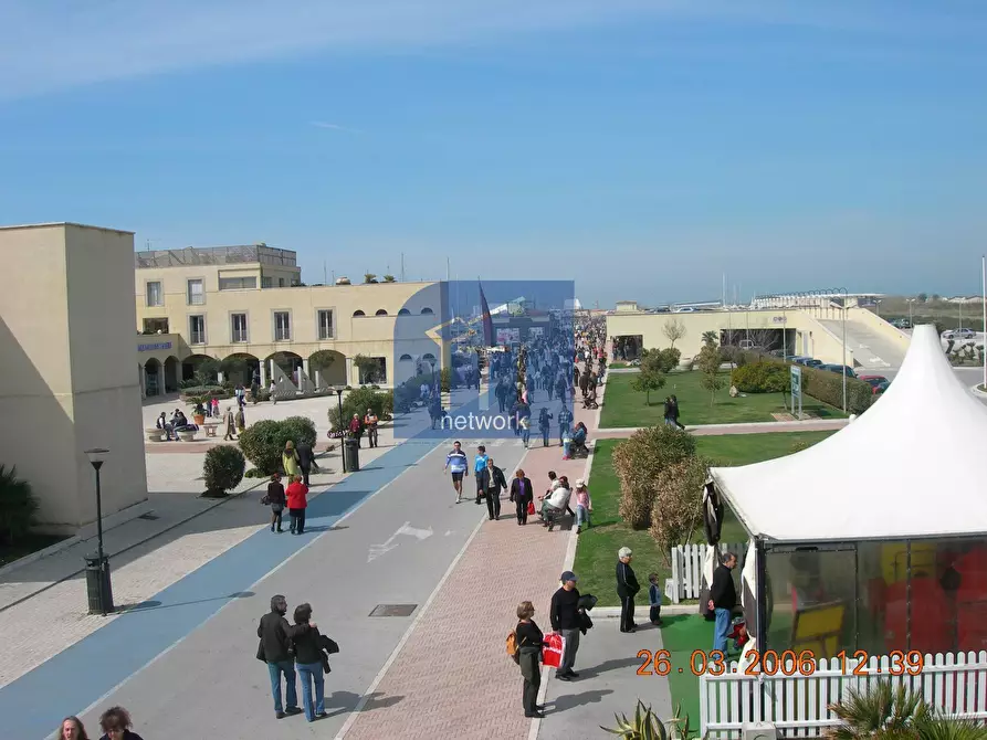 Immagine 2 di Locale commerciale in affitto  in Via Lungomare Duca degli Abruzzi 83 a Roma