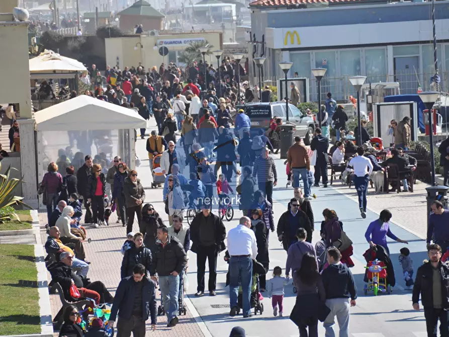Immagine 18 di Locale commerciale in affitto  in Via Lungomare Duca degli Abruzzi 83 a Roma