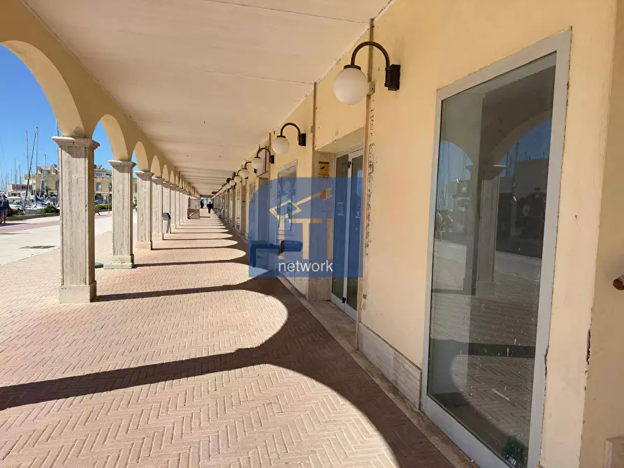 Immagine 1 di Locale commerciale in affitto  in Via Lungomare Duca degli Abruzzi 83 a Roma