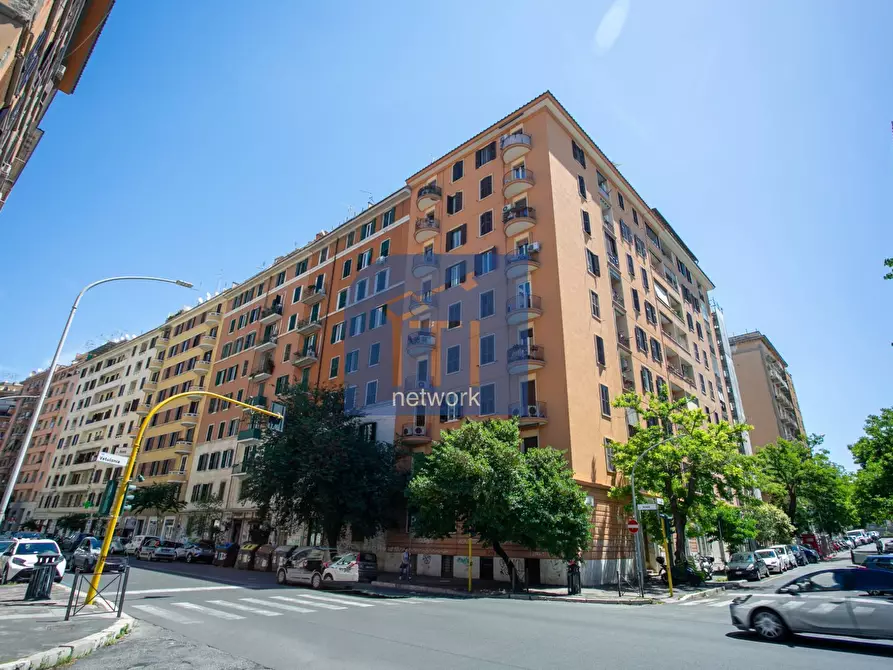 Immagine 5 di Appartamento in vendita  in via Acaia 61 a Roma