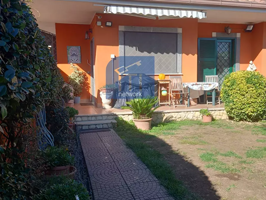Immagine 1 di Villa in vendita  in via Oceano Pacifico a Pomezia