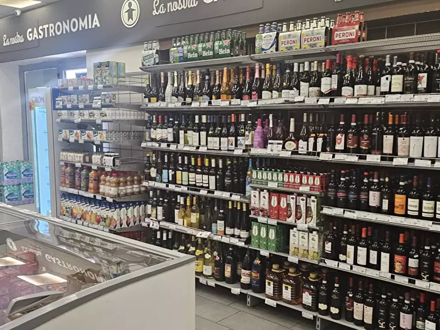 Immagine 5 di Attività commerciale in vendita  in Viale Francia 44 a Pomezia