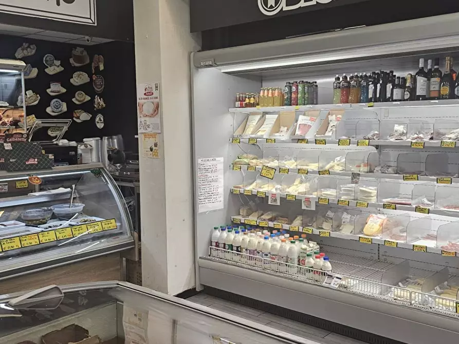 Immagine 6 di Attività commerciale in vendita  in Viale Francia 44 a Pomezia