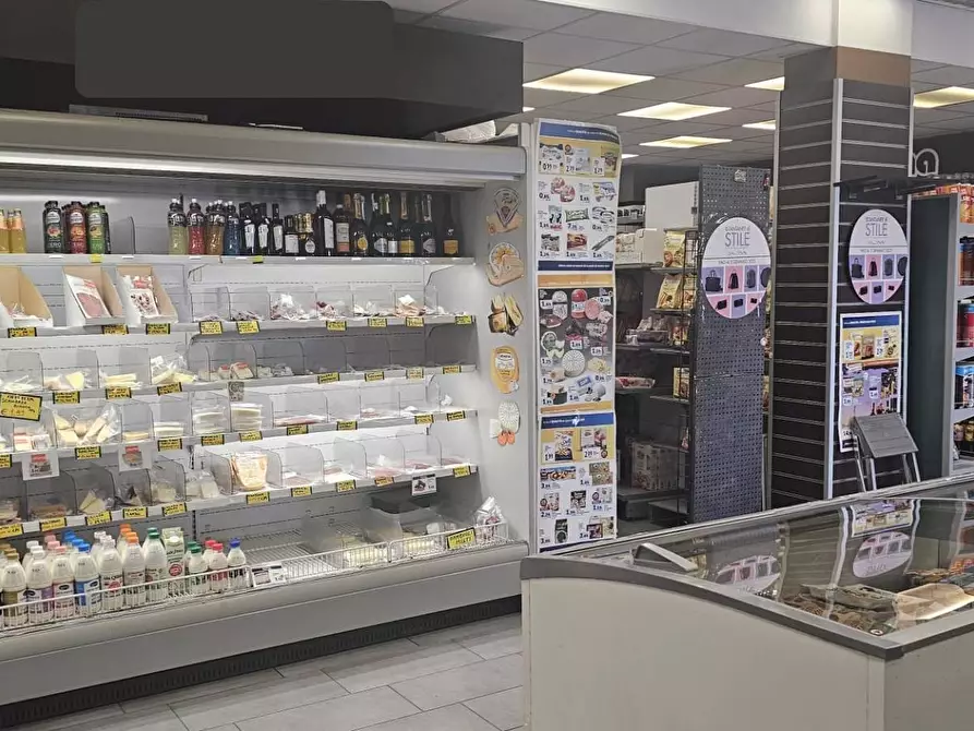 Immagine 8 di Attività commerciale in vendita  in Viale Francia 44 a Pomezia