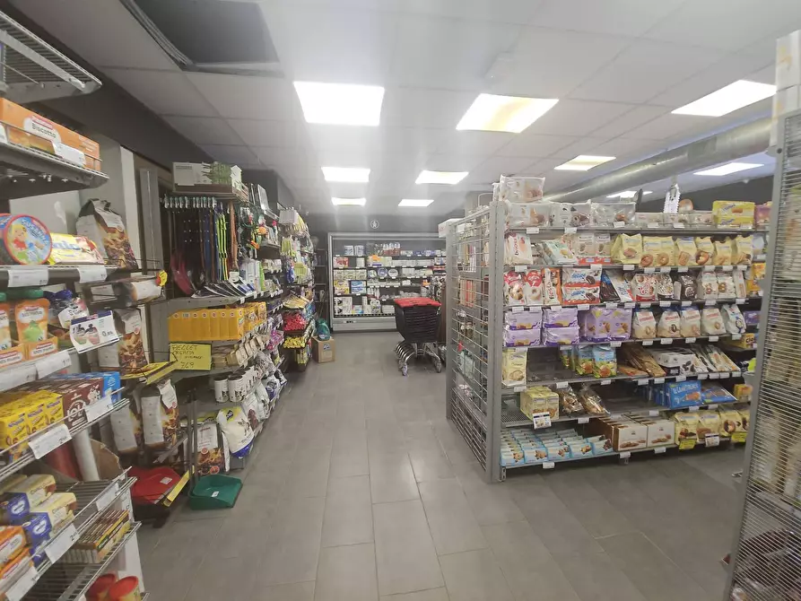 Immagine 11 di Attività commerciale in vendita  in Viale Francia 44 a Pomezia