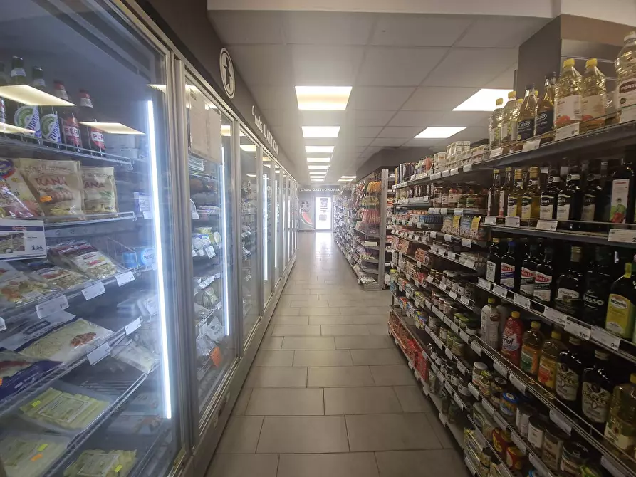 Immagine 12 di Attività commerciale in vendita  in Viale Francia 44 a Pomezia