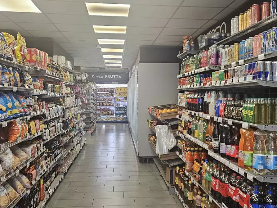 Immagine 10 di Attività commerciale in vendita  in Viale Francia 44 a Pomezia