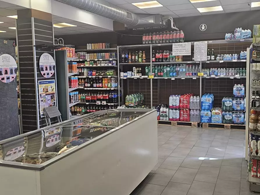 Immagine 16 di Attività commerciale in vendita  in Viale Francia 44 a Pomezia