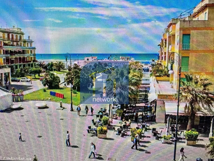 Immagine 8 di Locale commerciale in affitto  in Piazza Anco Marzio 7 a Roma