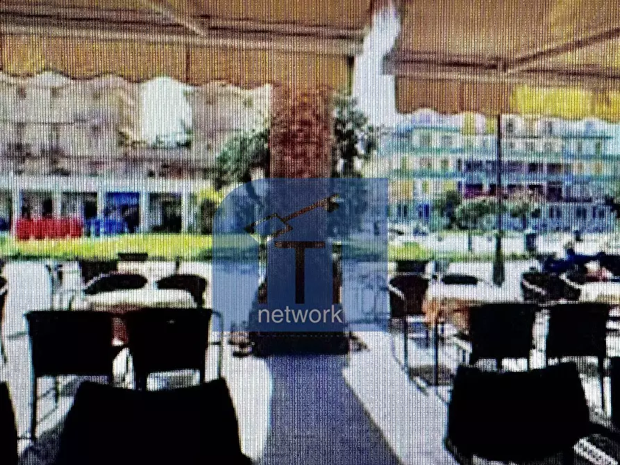 Immagine 14 di Locale commerciale in affitto  in Piazza Anco Marzio 7 a Roma