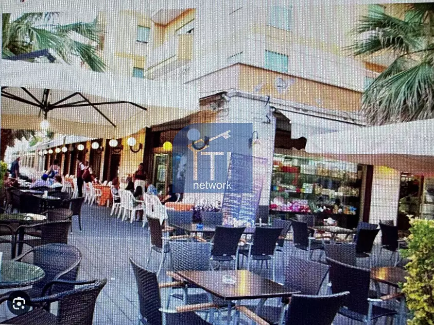 Immagine 7 di Locale commerciale in affitto  in Piazza Anco Marzio 7 a Roma