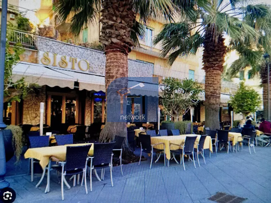 Immagine 3 di Locale commerciale in affitto  in Piazza Anco Marzio 7 a Roma