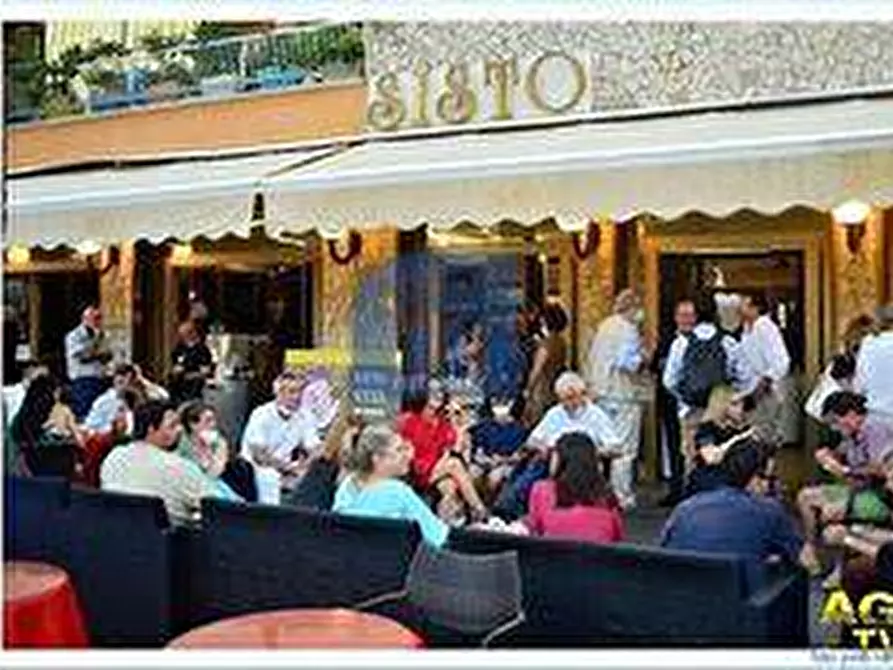 Immagine 10 di Locale commerciale in affitto  in Piazza Anco Marzio 7 a Roma