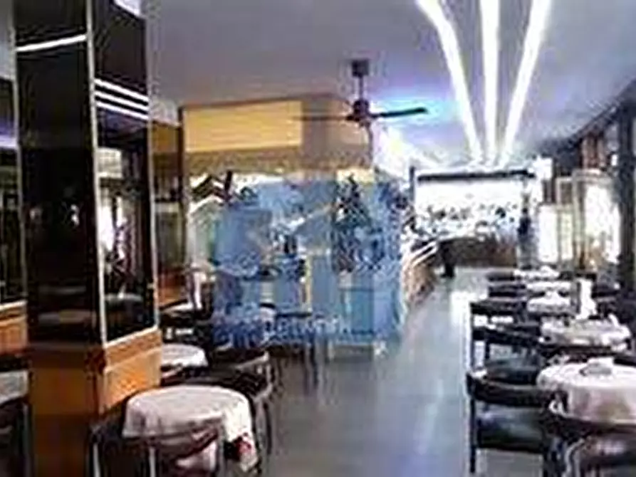 Immagine 18 di Locale commerciale in affitto  in Piazza Anco Marzio 7 a Roma