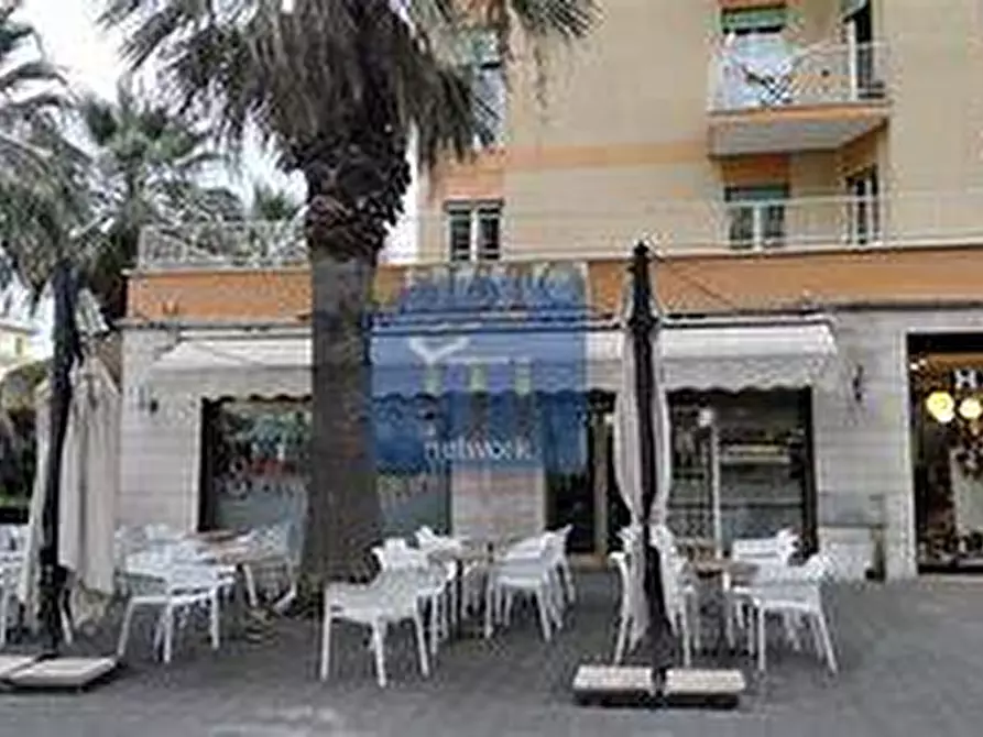 Immagine 2 di Locale commerciale in affitto  in Piazza Anco Marzio 7 a Roma