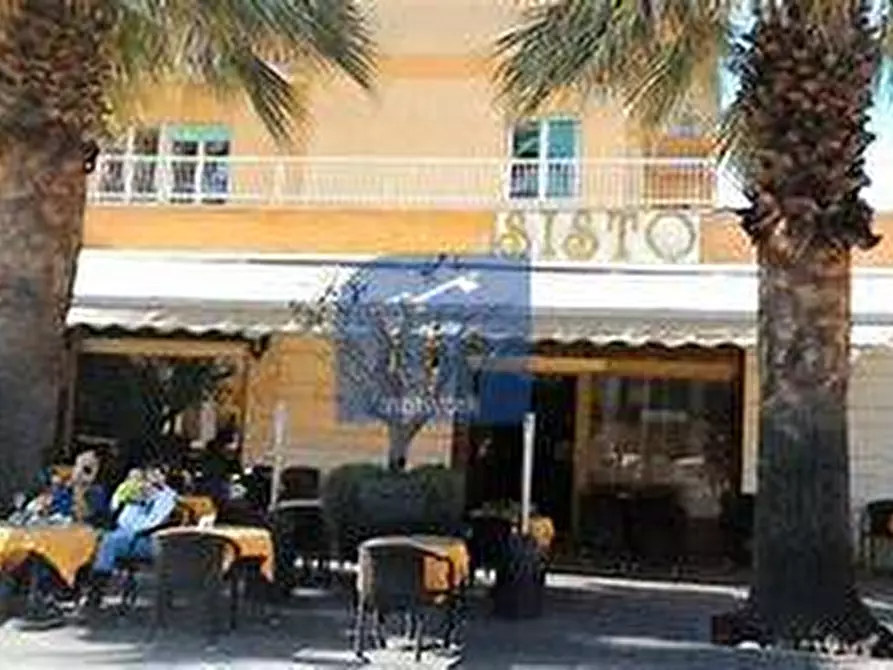 Immagine 1 di Locale commerciale in affitto  in Piazza Anco Marzio 7 a Roma