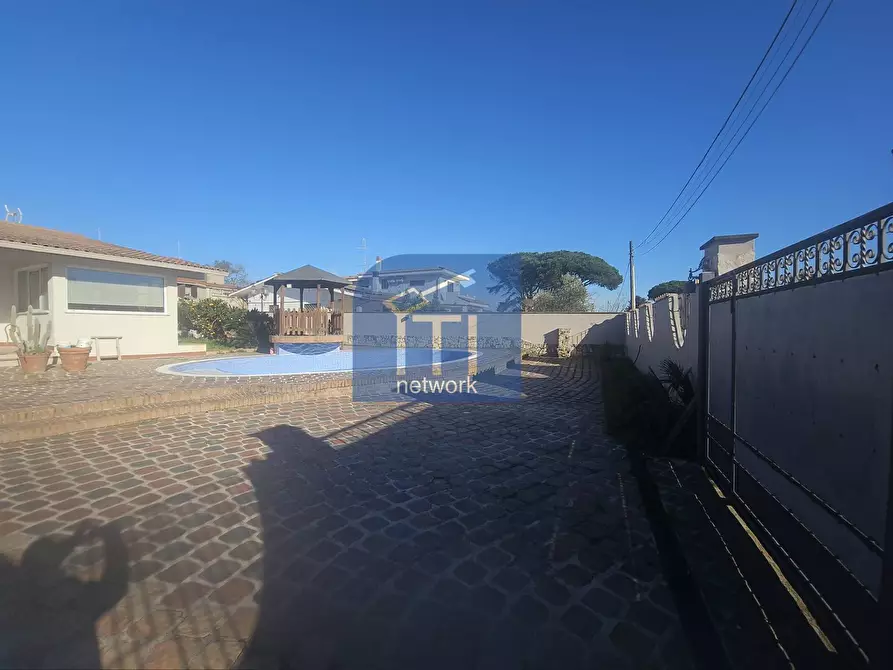 Immagine 1 di Villa in vendita  in via adda a Ardea