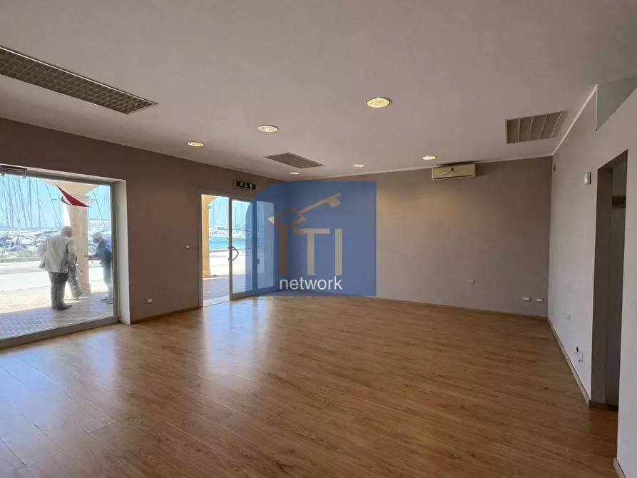 Immagine 5 di Locale commerciale in affitto  in Lungomare Duca degli Abruzzi 84 a Roma