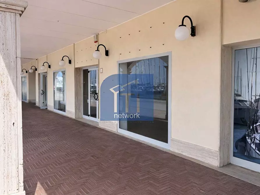 Immagine 7 di Locale commerciale in affitto  in Lungomare Duca degli Abruzzi 84 a Roma