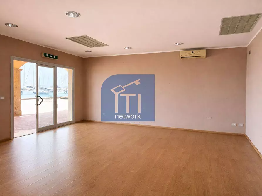 Immagine 6 di Locale commerciale in affitto  in Lungomare Duca degli Abruzzi 84 a Roma