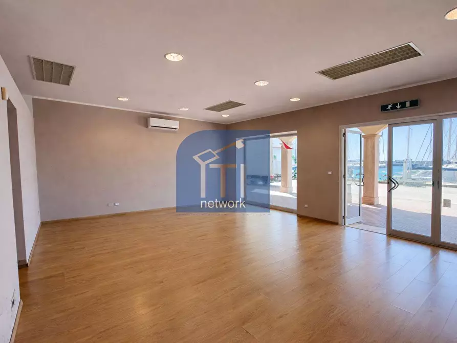 Immagine 4 di Locale commerciale in affitto  in Lungomare Duca degli Abruzzi 84 a Roma