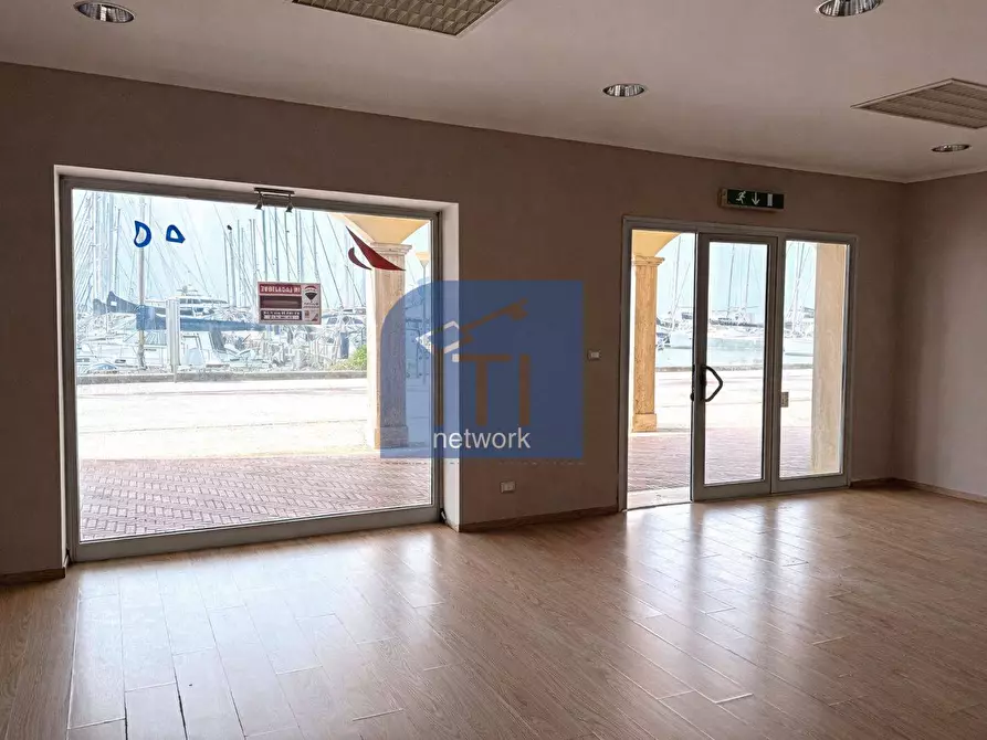 Immagine 8 di Locale commerciale in affitto  in Lungomare Duca degli Abruzzi 84 a Roma