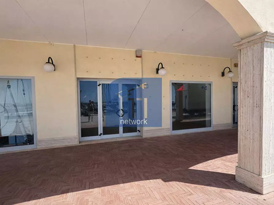 Immagine 9 di Locale commerciale in affitto  in Lungomare Duca degli Abruzzi 84 a Roma