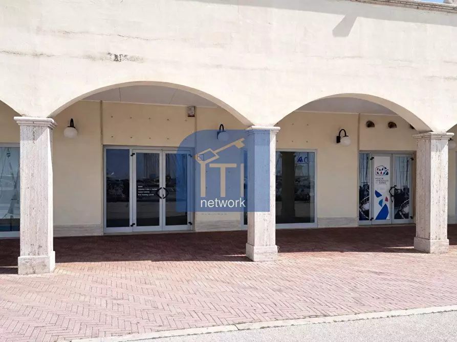 Immagine 10 di Locale commerciale in affitto  in Lungomare Duca degli Abruzzi 84 a Roma