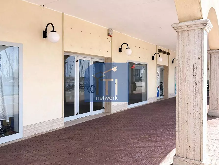 Immagine 11 di Locale commerciale in affitto  in Lungomare Duca degli Abruzzi 84 a Roma