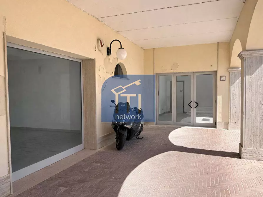 Immagine 6 di Locale commerciale in vendita  in Lungomare Duca Degli Abruzzi 84 a Roma