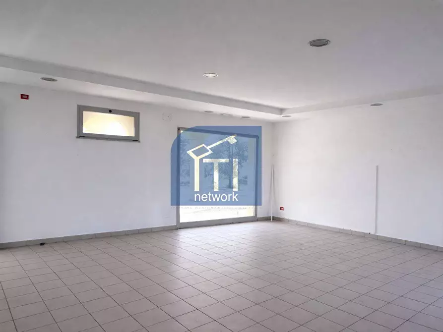 Immagine 4 di Locale commerciale in vendita  in Lungomare Duca Degli Abruzzi 84 a Roma