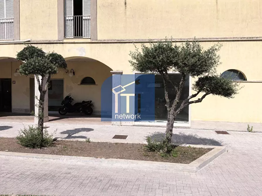 Immagine 5 di Locale commerciale in vendita  in Lungomare Duca Degli Abruzzi 84 a Roma