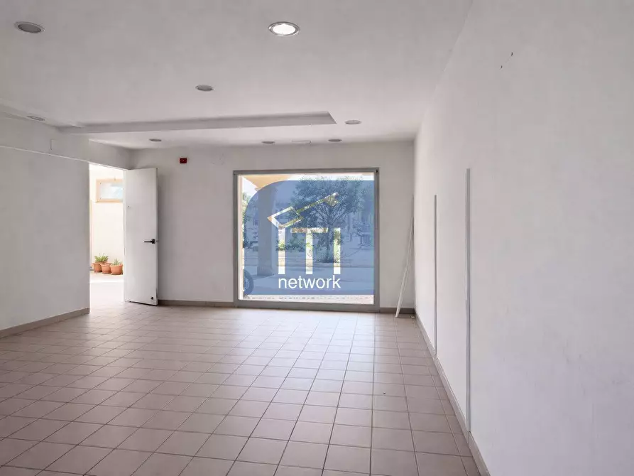 Immagine 9 di Locale commerciale in vendita  in Lungomare Duca Degli Abruzzi 84 a Roma