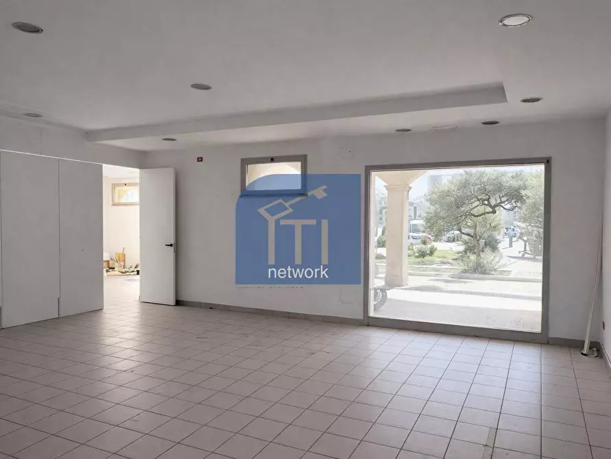 Immagine 13 di Locale commerciale in vendita  in Lungomare Duca Degli Abruzzi 84 a Roma