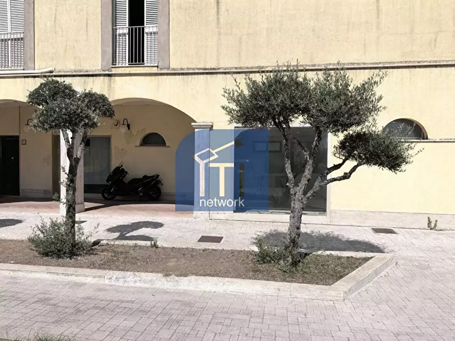 Immagine 19 di Locale commerciale in vendita  in Lungomare Duca Degli Abruzzi 84 a Roma