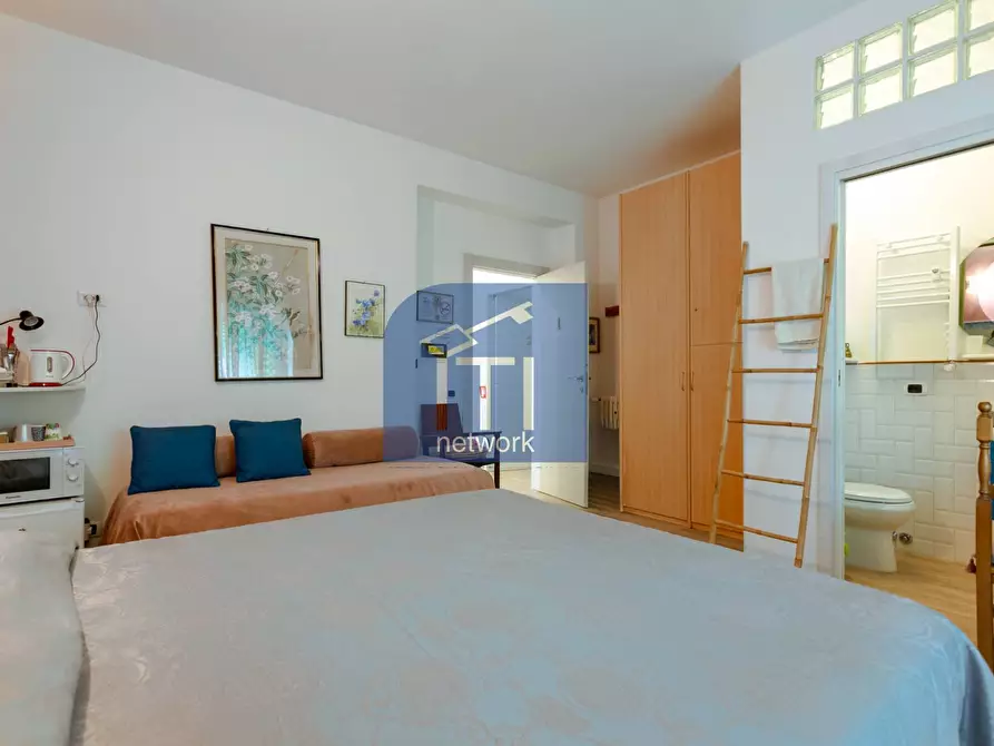 Immagine 15 di Appartamento in vendita  in via della stazione del lido 28 a Roma