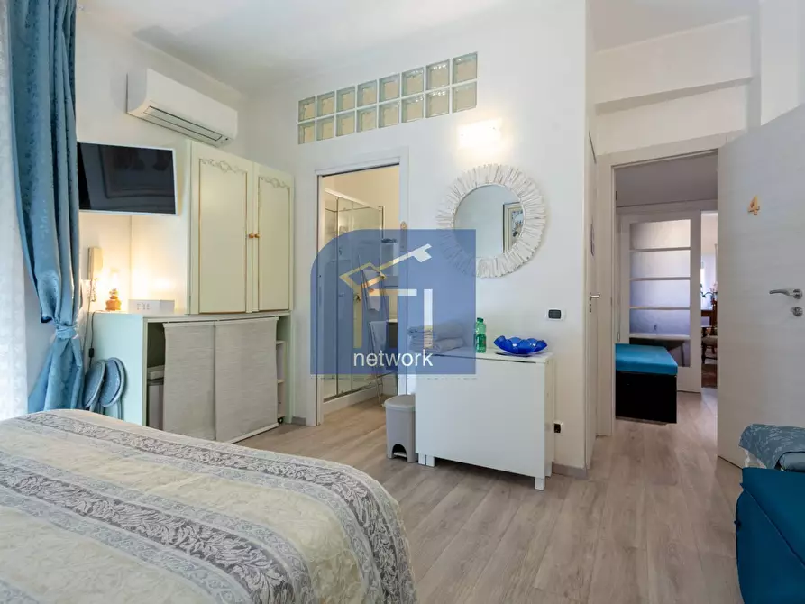 Immagine 37 di Appartamento in vendita  in via della stazione del lido 28 a Roma