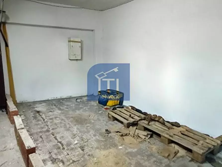 Immagine 3 di Box auto in vendita  in Via La Spezia a Pomezia