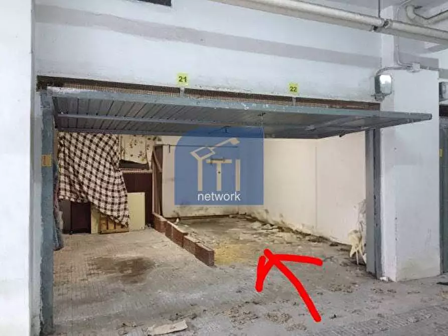 Immagine 2 di Box auto in vendita  in Via La Spezia a Pomezia
