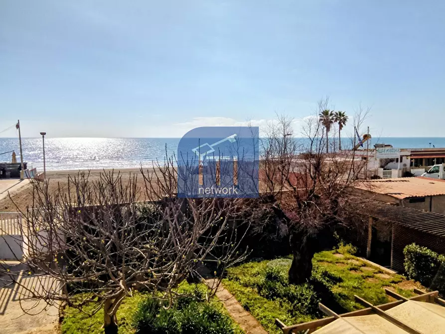 Immagine 1 di Villa in vendita  in VIALE SPAGNA a Pomezia