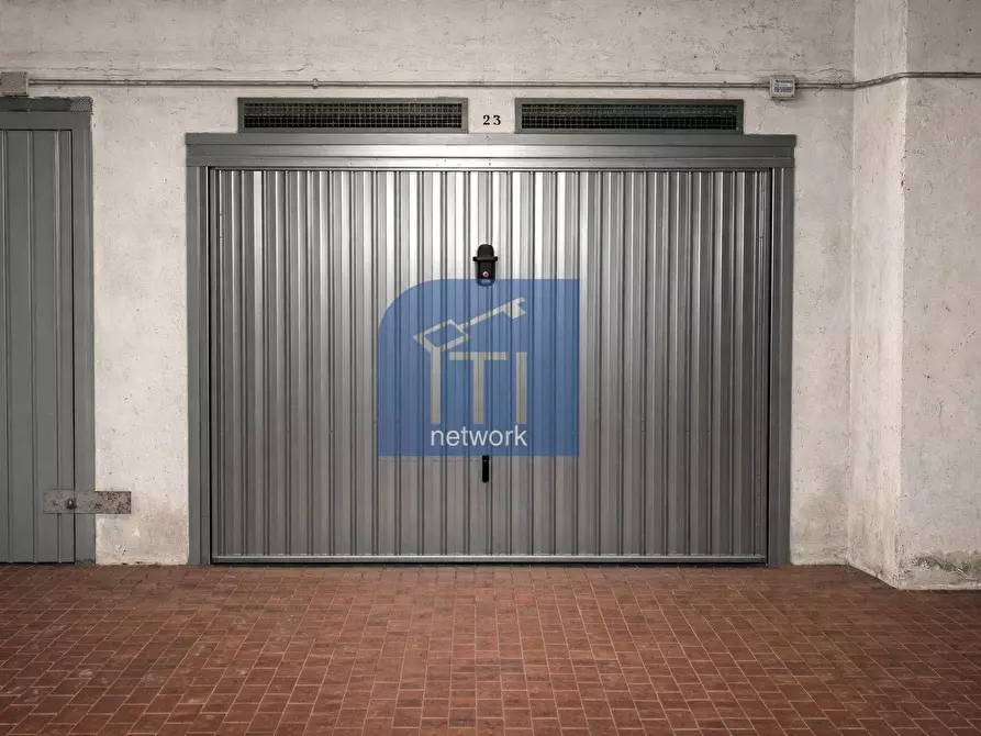 Immagine 4 di Box auto in vendita  in Viale Dei Promontori 392 a Roma