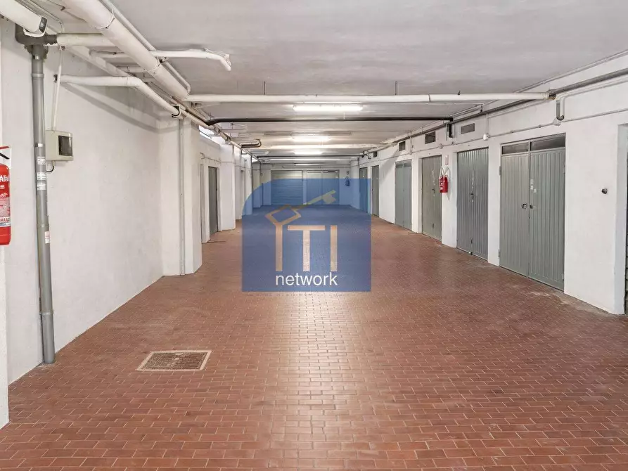 Immagine 3 di Box auto in vendita  in Viale Dei Promontori 392 a Roma