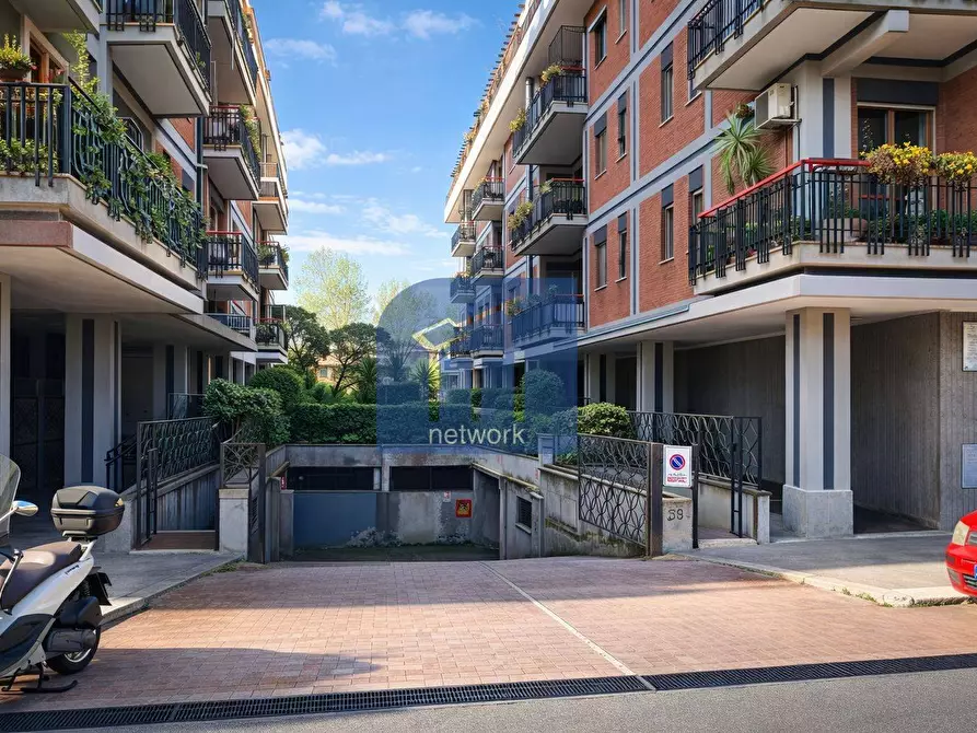 Immagine 1 di Box auto in vendita  in Viale Dei Promontori 392 a Roma