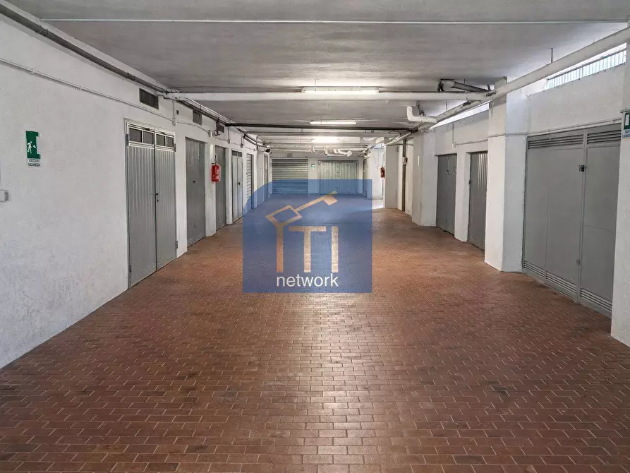 Immagine 2 di Box auto in vendita  in Viale Dei Promontori 392 a Roma