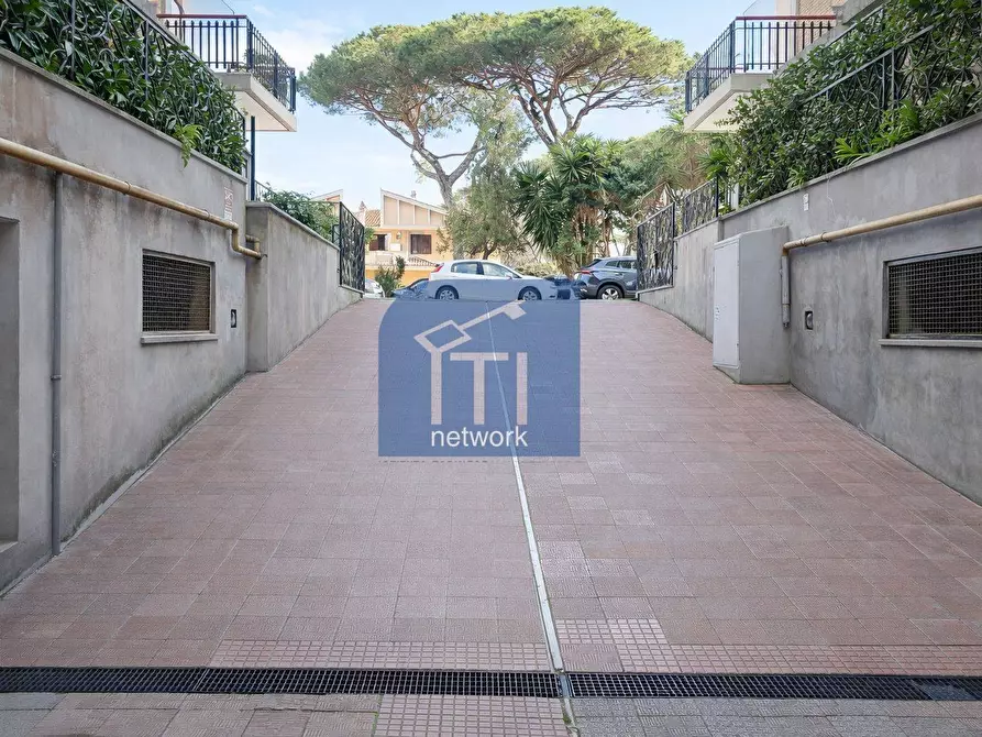 Immagine 8 di Box auto in vendita  in Viale Dei Promontori 392 a Roma