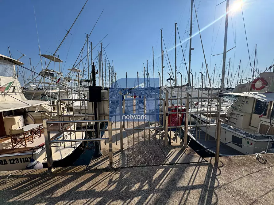 Immagine 6 di Box auto in vendita  in Lungomare Duca degli Abruzzi 84 a Roma