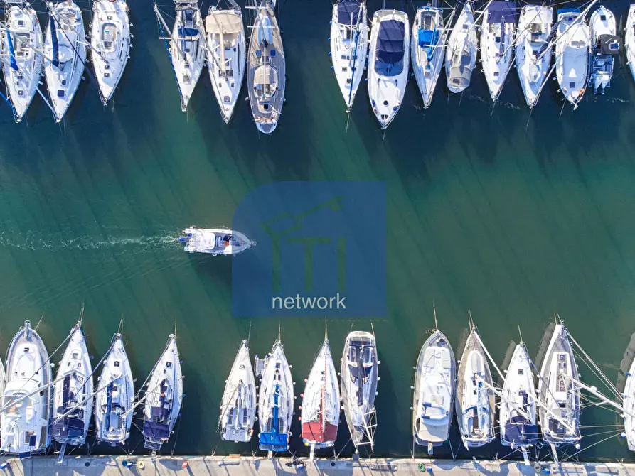 Immagine 1 di Box auto in vendita  in Lungomare Duca degli Abruzzi 84 a Roma